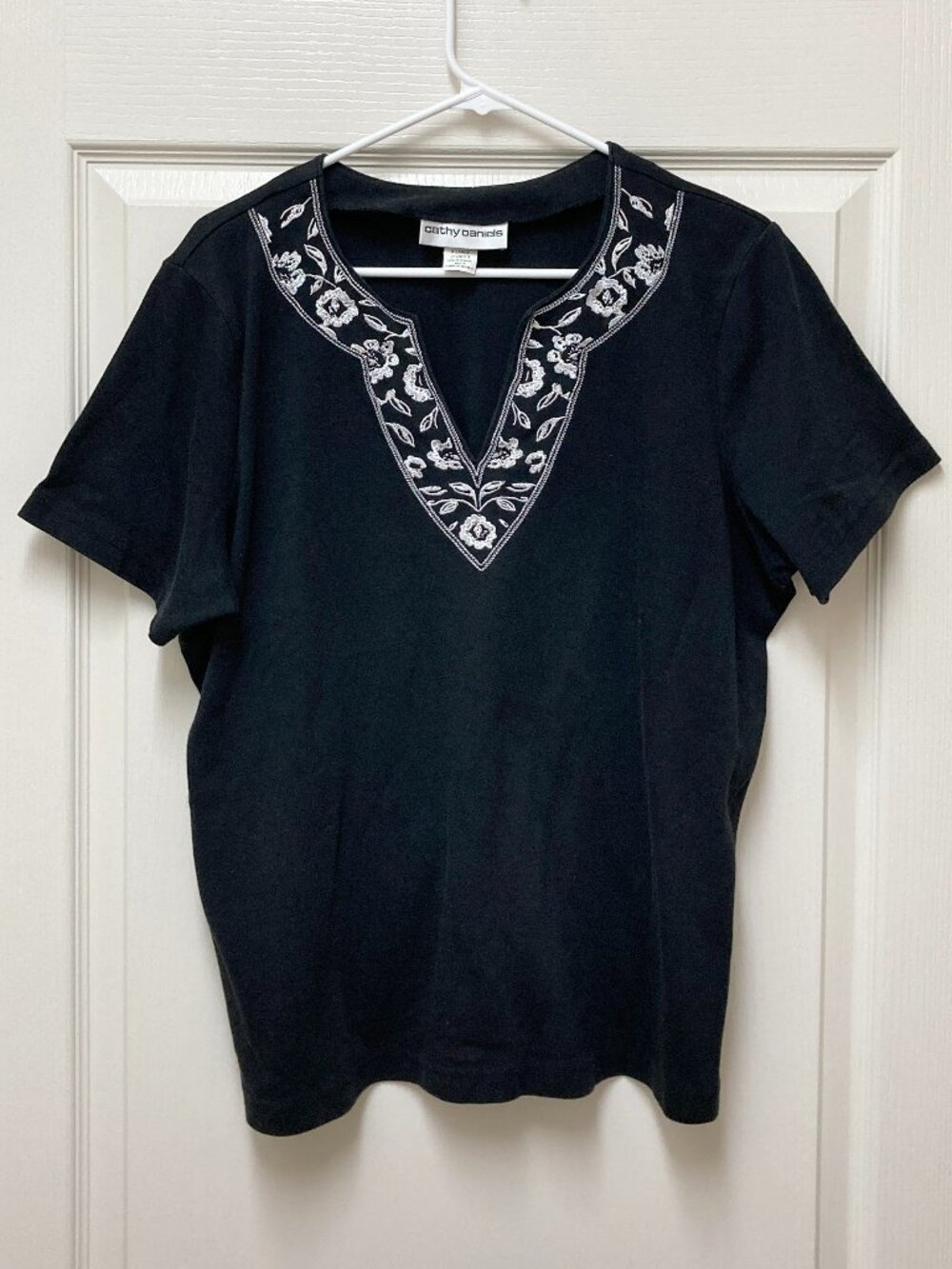 Cathy Daniels Wmns Size XL Black Short Sleeve Shirt w/ V-Neck Floral Embroidered